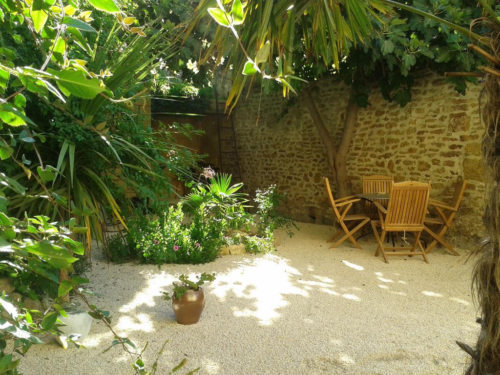 Guesthouse De Cambis B&B Remoulins Esterno foto