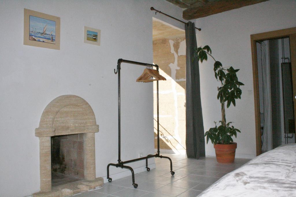 Guesthouse De Cambis B&B Remoulins Esterno foto
