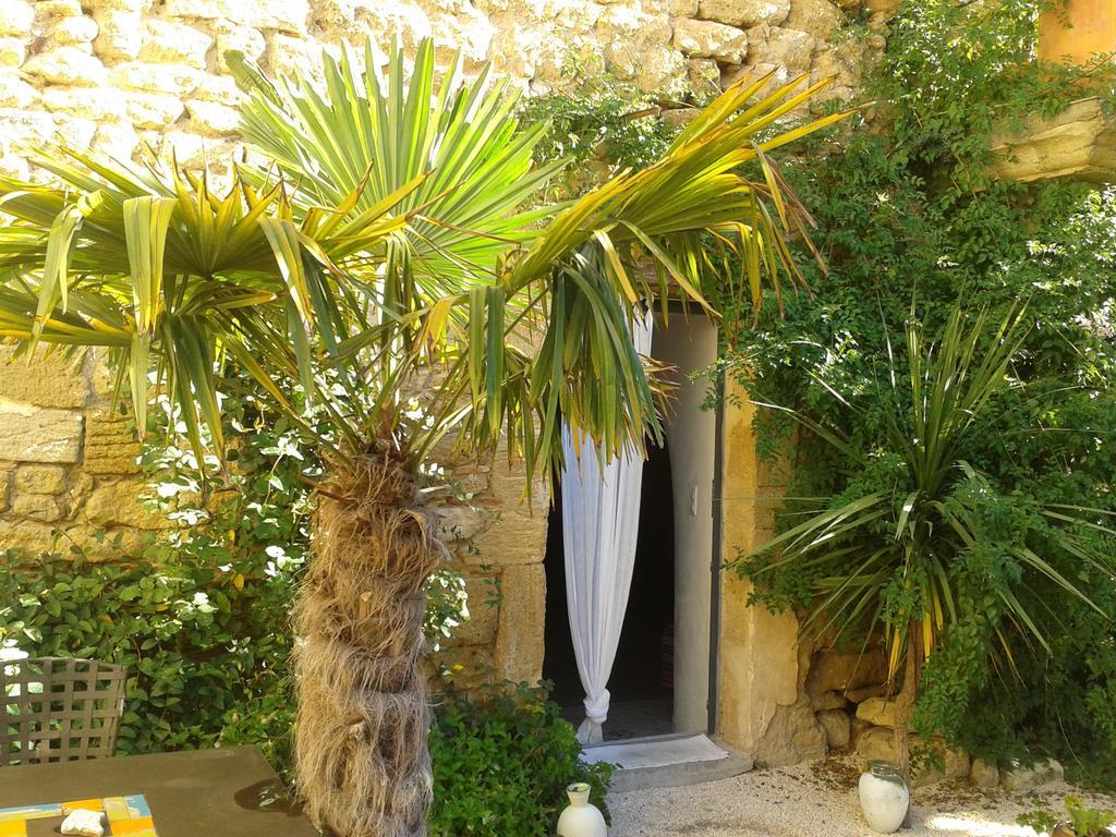 Guesthouse De Cambis B&B Remoulins Esterno foto