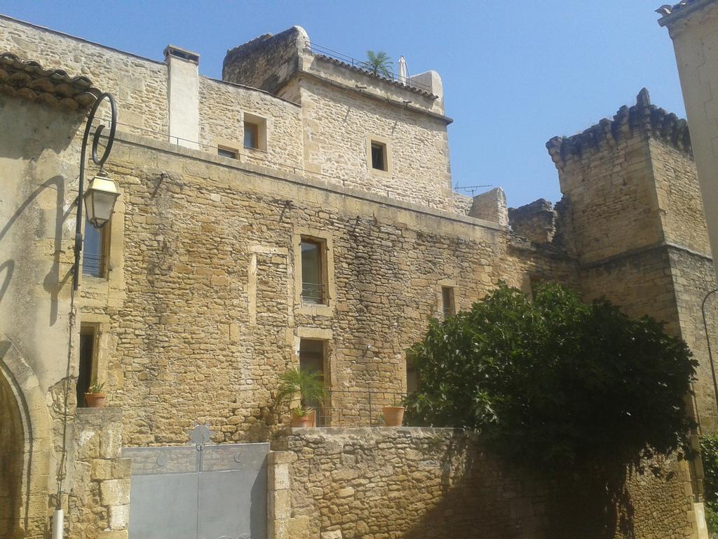 Guesthouse De Cambis B&B Remoulins Esterno foto