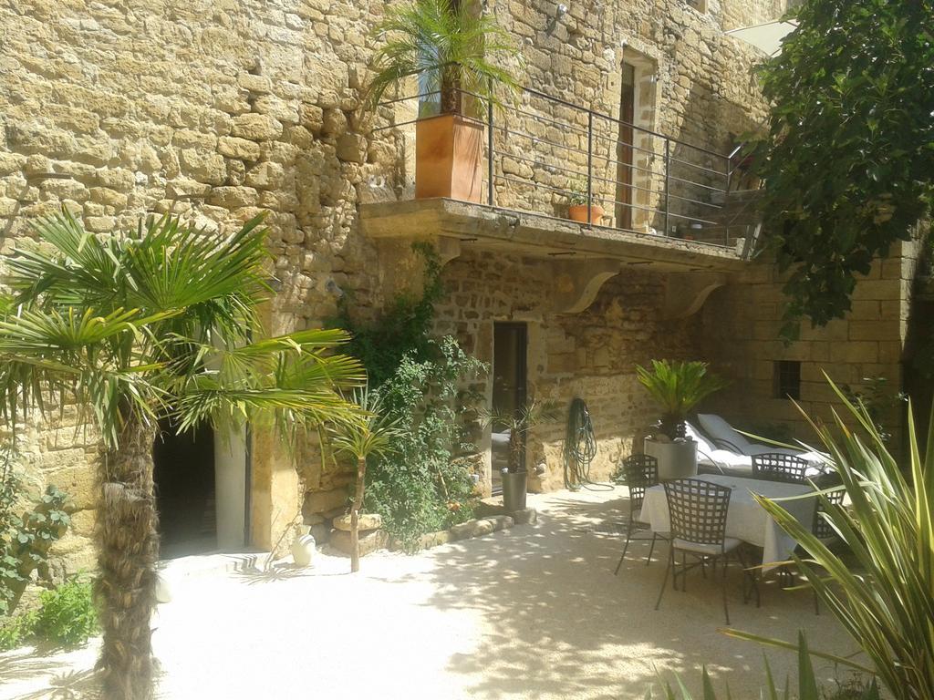 Guesthouse De Cambis B&B Remoulins Esterno foto