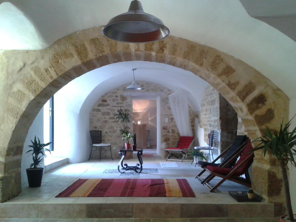 Guesthouse De Cambis B&B Remoulins Esterno foto
